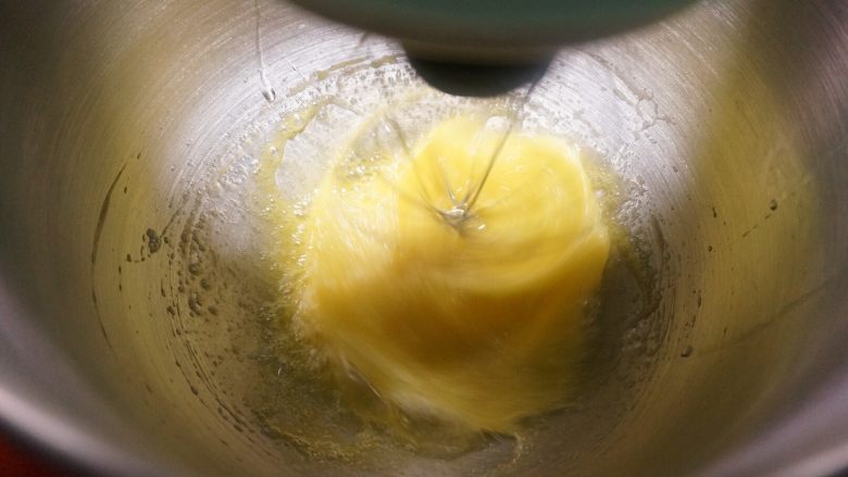 椰香甜甜圈（烤箱版）,用打蛋器打发，打至鸡蛋液发白膨胀，体积增大，约是原来鸡蛋液的2倍左右尽量挺身。