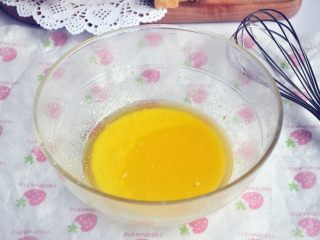 黄油椰蓉吐司条,加入炼乳和牛奶混合均匀。
