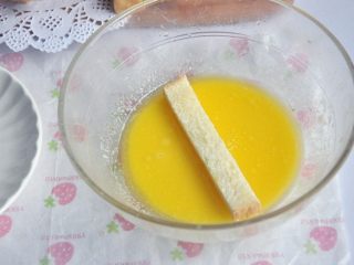 黄油椰蓉吐司条,将吐司条放入混合好的液体中蘸一圈外围，不要泡透。