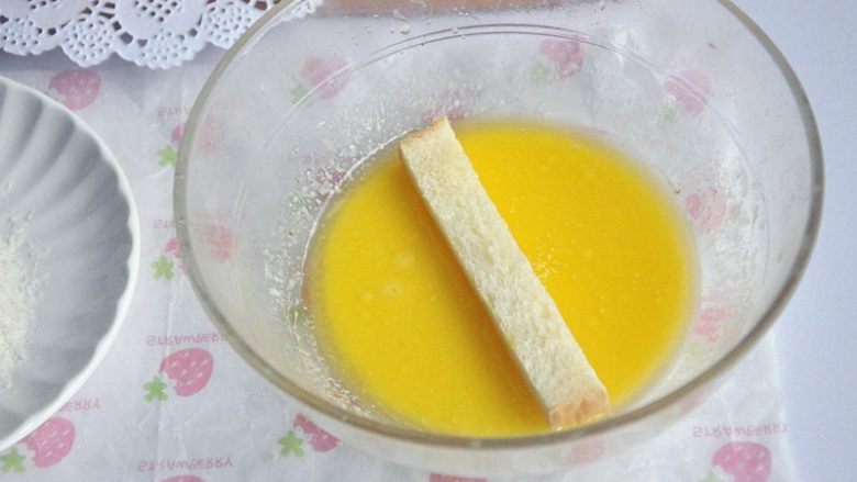 黄油椰蓉吐司条,将吐司条放入混合好的液体中蘸一圈外围，不要泡透。