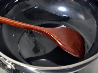 松仁玉米,锅中放入少量玉米油或者橄榄油，我这个锅比较平坦，看着油多，其实并不多。