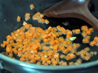 松仁玉米,油热后倒入胡萝卜粒，炒至断生。