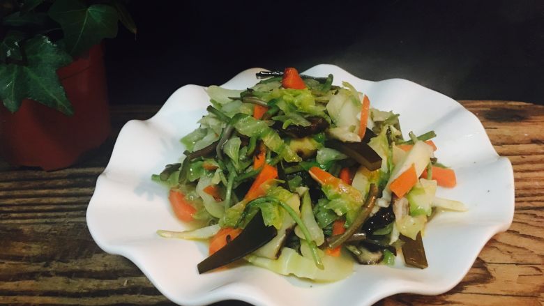 卷心菜炒胡萝卜炒海带炒芦蒿炒香菇炒竹笋,一盘色彩美丽，营养均衡的混炒蔬菜出锅。