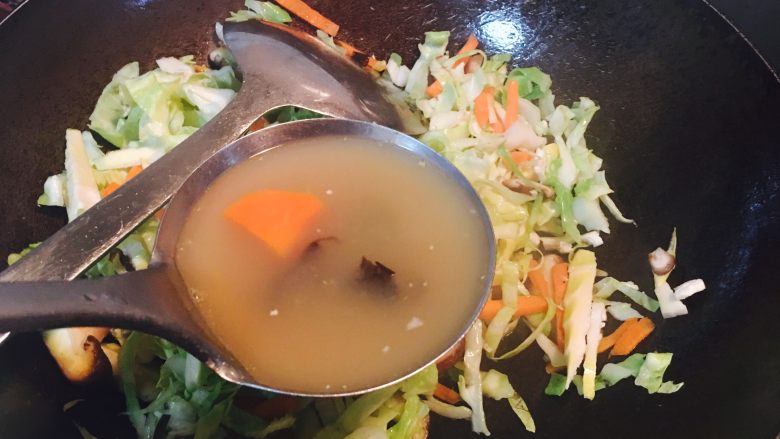 卷心菜炒胡萝卜炒海带炒芦蒿炒香菇炒竹笋,一勺小排汤，正好有，否则可以加半杯水