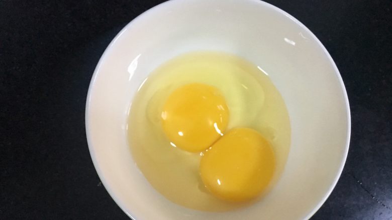 鸡米花,在放了一个蛋黄的碗里打入一颗全蛋，也可以打入两颗，我是怕最后用不完，所以就先打入一颗，不够再打一颗，蛋液打撒备用