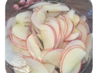 【独家】香脆苹果片,来不及烤的，放盐水里面，防止氧化。