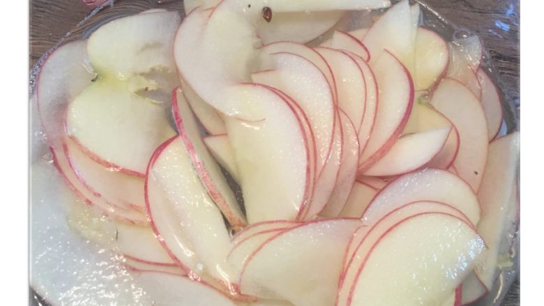 【独家】香脆苹果片,来不及烤的，放盐水里面，防止氧化。