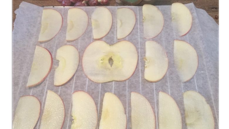 【独家】香脆苹果片,整齐铺在烤盘上。