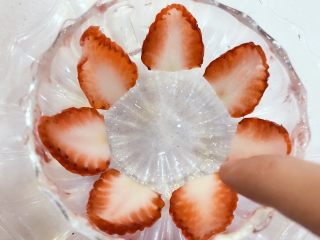 宝宝辅食：酸奶燕麦杯-24M+ ,准备一个杯子或碗，小芽用了透明的，嘿嘿，比较好看哈，把草莓薄片紧贴在杯壁里面。