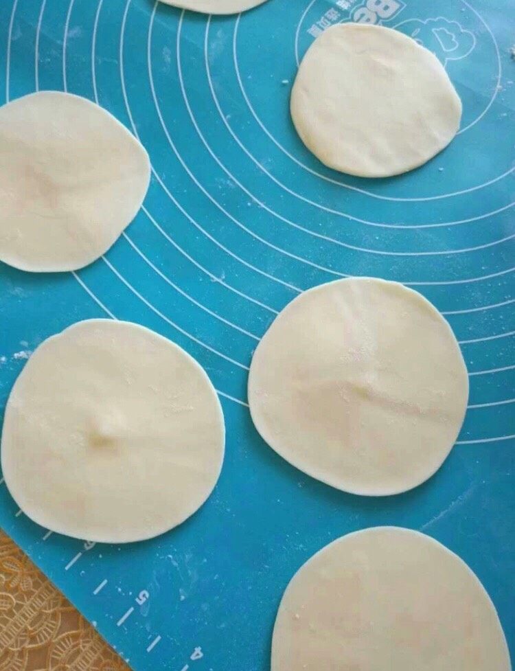 水果派/苹果派🍎,第十一步:把面团用手掌压下，然后用擀面杖把面粉擀成水饺皮的样子。