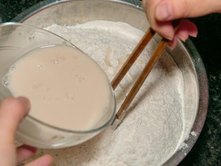 蛋龙卷,取一大容器，放入面粉，将酵母水倒入，再加清水，揉成光滑面团。
