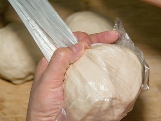 蛋龙卷,将面团分小份，用保鲜袋装好，扎紧封口，放入冰箱冷藏12——24小时左右。
