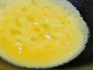 蛋龙卷,在锅中刷少许油，将蛋液烙成蛋皮。