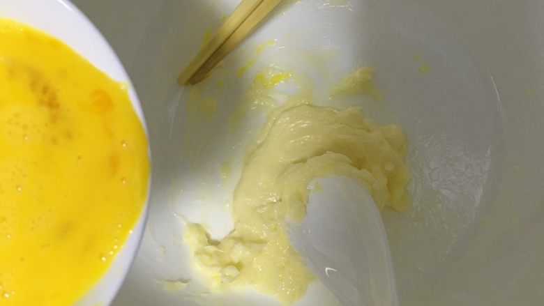 嘴巴停不下来的海苔花生,将鸡蛋液倒入黄油中，并充分搅拌