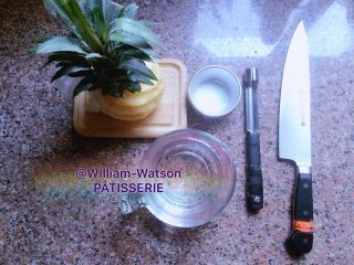法甜实用小装饰---菠萝脆片,无论工作的内容复杂还是简单，
首先，我们要做好准备工作。
备好所有，所需材料。
食材、案板、去核刀、主厨刀、饮用水。