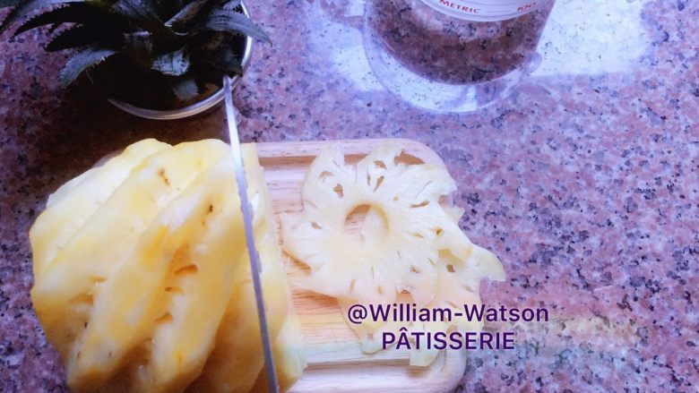 法甜实用小装饰---菠萝脆片,切2-3mm的薄片，尽量做到均匀，这样也是完美烤制的关键。
更重要的是，切片菠萝不要急于码在烤盘上，而是浸入盐水，充分浸入。