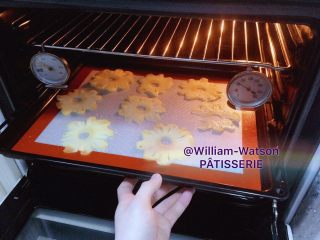法甜实用小装饰---菠萝脆片,入炉喽！
烤箱中层，如果是两盘或多盘，记得时常调换一下烤盘的位置，以免烘焙不均。