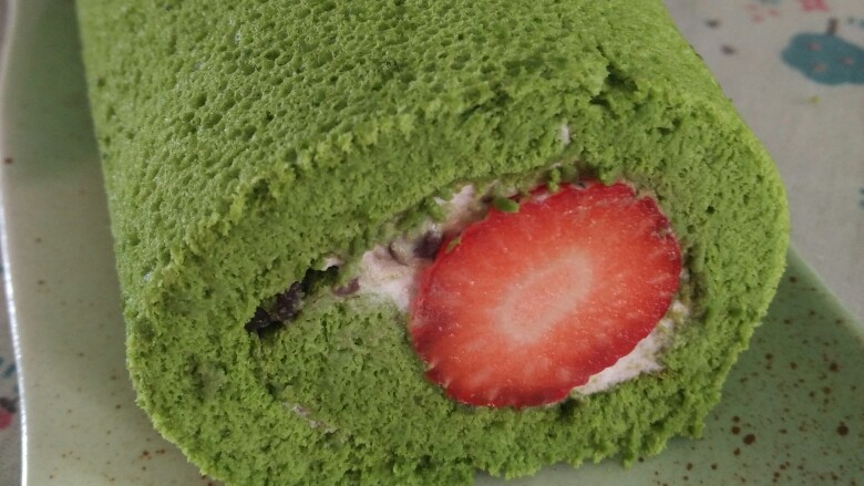 日式抹茶红豆草莓瑞士蛋糕卷（超详细）,这样一个蛋糕卷初步完成了，外貌协会的呢就再加点装饰
