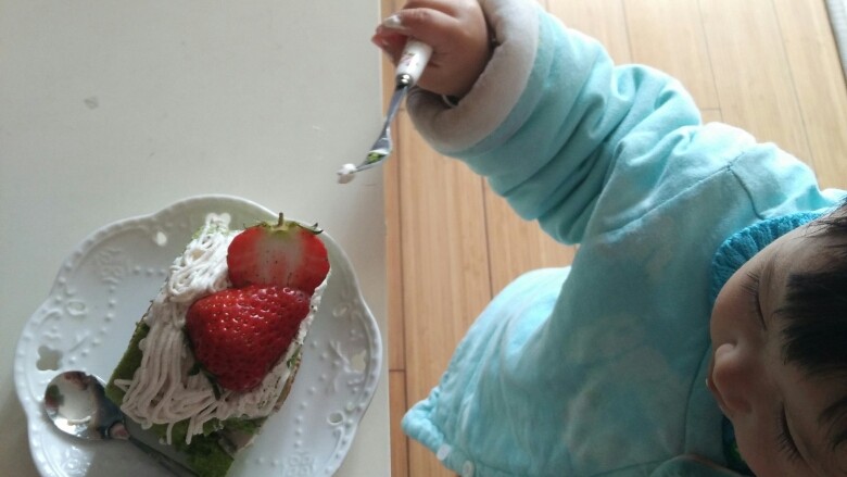 日式抹茶红豆草莓瑞士蛋糕卷（超详细）,真好吃，妈妈再给我多吃一口吧，嘿嘿！