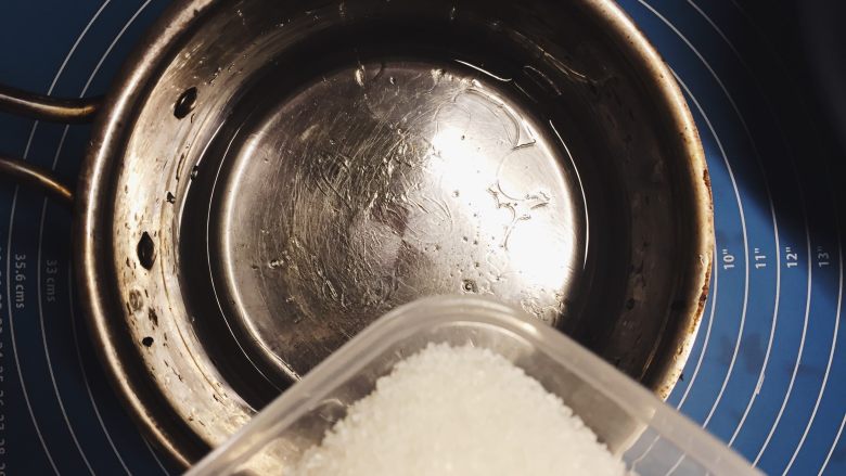 超萌的猫爪棉花糖,把大份70克砂糖与水，水饴混合在小锅中（锅小易操作，大了容易糊）