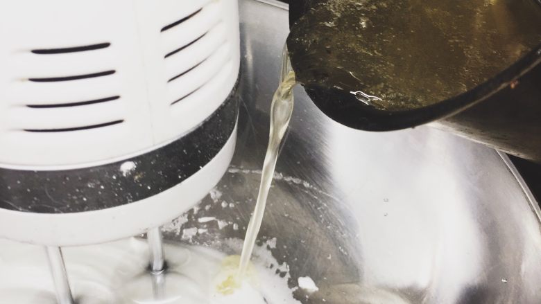 超萌的猫爪棉花糖,趁热，把糖浆倒入打发好的蛋白盆中，边倒边搅拌，注意不要倒到打蛋器上。