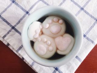 超萌的猫爪棉花糖,泡咖啡，不要太萌。