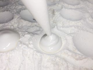 超萌的猫爪棉花糖,在蛋坑里先挤好白色糖糊，稍微晾干，基本上挤完后面的蛋坑，前面的也就晾的差不多了。