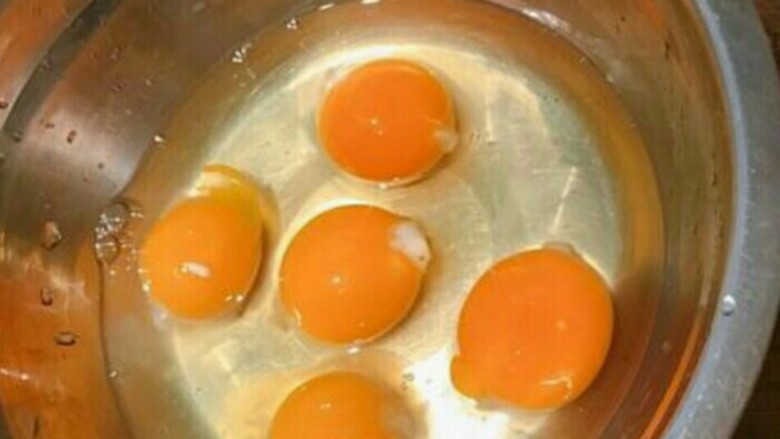 营养早餐鸡蛋卷,1、鸡蛋打好，加入切好的小葱、少许盐，搅拌均匀；