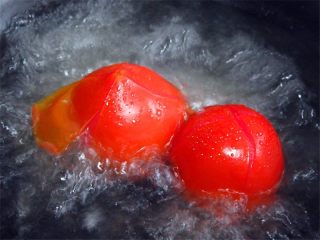 茄汁带鱼,西红柿用刀划十字，放进开水锅里煮一下去皮衣