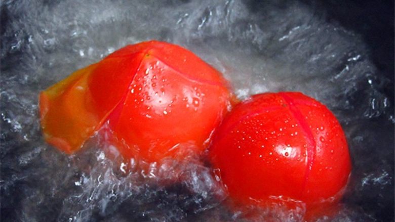 茄汁带鱼,西红柿用刀划十字，放进开水锅里煮一下去皮衣