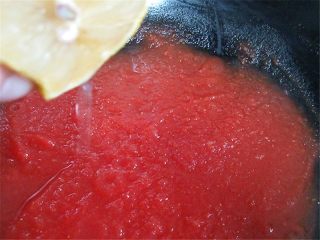 茄汁带鱼,放入锅内熬制，浓稠的时候加半个柠檬汁再熬一会儿，完全浓汁关火，这样的也可以当作番茄酱直接食用