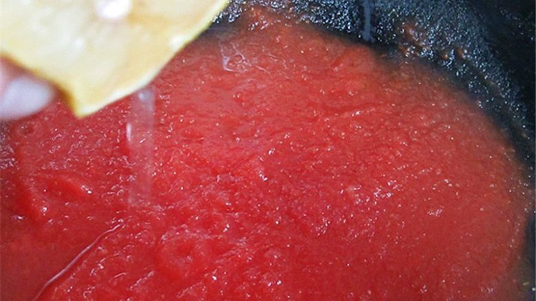 茄汁带鱼,放入锅内熬制，浓稠的时候加半个<a style='color:red;display:inline-block;' href='/shicai/ 595'>柠檬</a>汁再熬一会儿，完全浓汁关火，这样的也可以当作番茄酱直接食用
