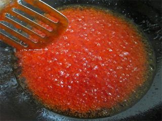 茄汁带鱼,另起一锅注入少许油，倒入番茄酱加半勺水熬快浓稠时倒入少许淀粉水勾芡