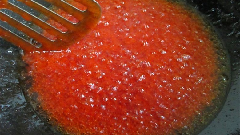 茄汁带鱼,另起一锅注入少许油，倒入番茄酱加半勺水熬快浓稠时倒入少许淀粉水勾芡