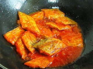 茄汁带鱼,也可以这样，把炸好的带鱼倒进茄汁里裹一下，再夹出来摆盘，这样更入味