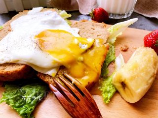 英式快手营养早餐,水波蛋蛋液流在面包片上，好吃的不要不要的。