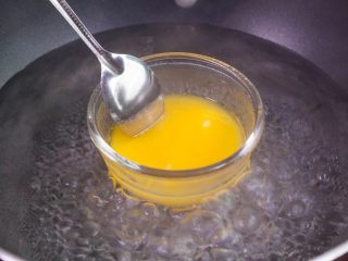 【免烤箱蛋糕】零失败芒果慕斯蛋糕,黄油隔水加热至融化