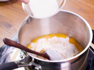 【免烤箱蛋糕】零失败芒果慕斯蛋糕,用小火将芒果泥略微加热，芒果泥里加入吉利丁粉20g，并不停搅拌使吉利丁粉均匀的溶解。加热到50度左右即可，不要煮沸。吉利丁粉溶解之后，将芒果