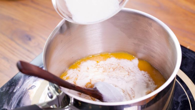 【免烤箱蛋糕】零失败芒果慕斯蛋糕,用小火将芒果泥略微加热，芒果泥里加入吉利丁粉20g，并不停搅拌使吉利丁粉均匀的溶解。加热到50度左右即可，不要煮沸。吉利丁粉溶解之后，将芒果