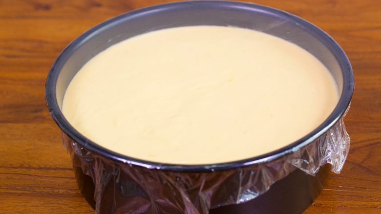 【免烤箱蛋糕】零失败芒果慕斯蛋糕,模具盖上保鲜膜，送入冰箱冷藏4小时以上。