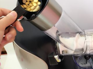 营养豆浆,将泡发好的黄豆，用勺子连水一起放入原汁机进料筒内