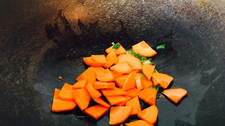 土豆胡萝卜炒青菜,加入胡萝卜煸炒两三分钟