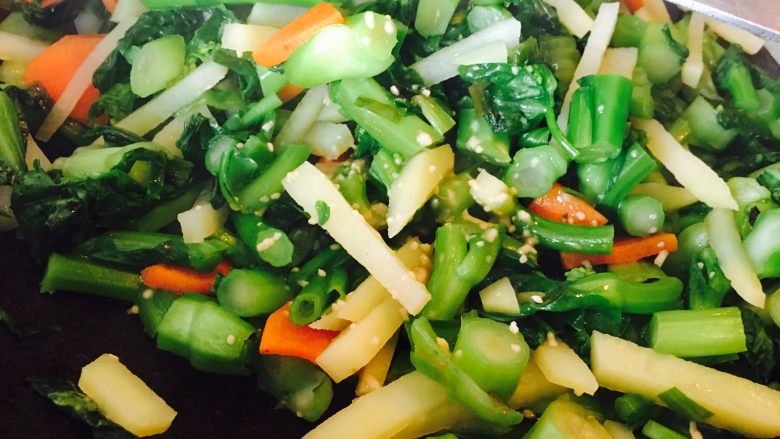 土豆胡萝卜炒青菜,翻炒。加盖煮八分钟。加点干贝素。