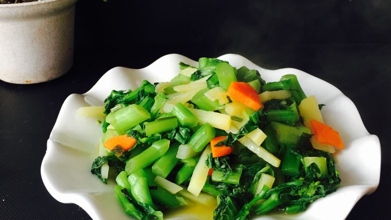 土豆胡萝卜炒青菜,一盘简单漂亮的菜出炉了。味道也蛮好。比一般水煮加生抽的菜，口味要重点。适合下饭。