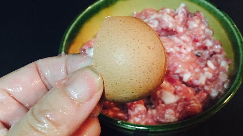 汪星人的饺子,加一个蛋，筷子顺时针搅拌，多搅上劲，好吃