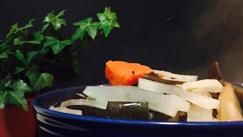 萝卜海带汤,美丽的，冒着仙气的萝卜汤好了。