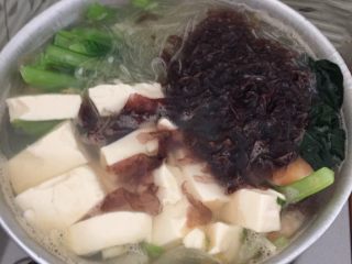 养生海鲜汤,按次序依次放入蛤蜊、粉丝、豆腐、菠菜或小白菜、紫菜