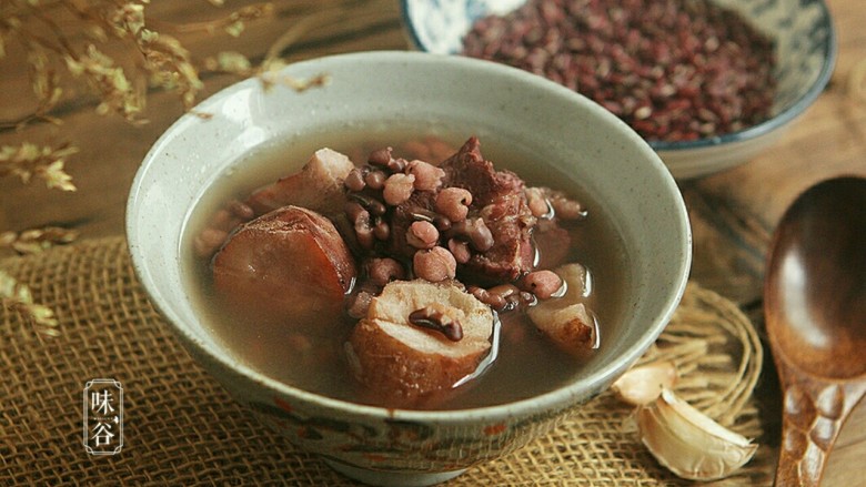 清热祛湿汤~土茯苓赤小豆汤,一种大自然的汤料就煲好了。
