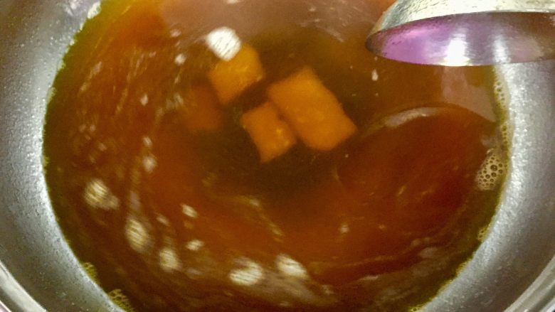 补血养颜红枣糕,将煮好的红枣水用滤网过滤后放入红糖砖一起煮开至红糖砖完全融化