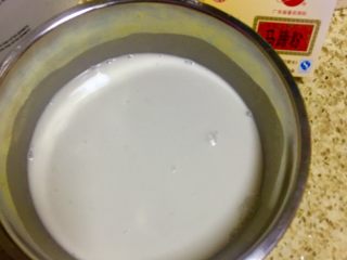 补血养颜红枣糕,取剩下的500g清水与马蹄粉混合成浆至无颗粒即可